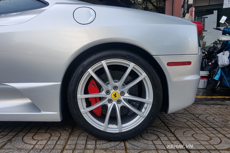 Ra mắt tại triển lãm Frankfurt 2007, siêu xe Ferrari 430 Scuderia chính là phiên bản nâng cấp hơn của mẫu 430 tiêu chuẩn, xe được tích hợp hàng loạt tính năng tương tự các mẫu xe đua F1 và còn được tay đua huyền thoại Micheal Schumacher tham gia hỗ trợ phát triển.