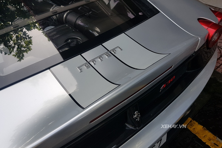 Ngoài ra, F430 Scuderia còn sở hữu ống xả tròn được đặt trên cao khác biệt hoàn toàn so với ống xả kép đặt 2 bên hông xe của Ferrari F430.