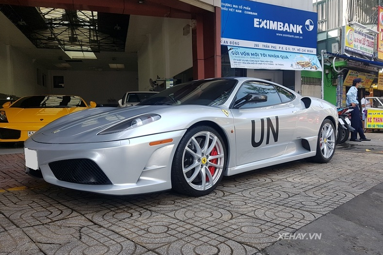 Siêu xe 430 Scuderia có thể tăng tốc từ 0 - 100 km/h chỉ trong 3,6 giây trước khi đạt vận tốc tối đa 319 km/h. Mức giá xe Ferrari 430 Scuderia của ông Đặng Lê Nguyên Vũ mới tậu này vẫn đang là một ẩn số.