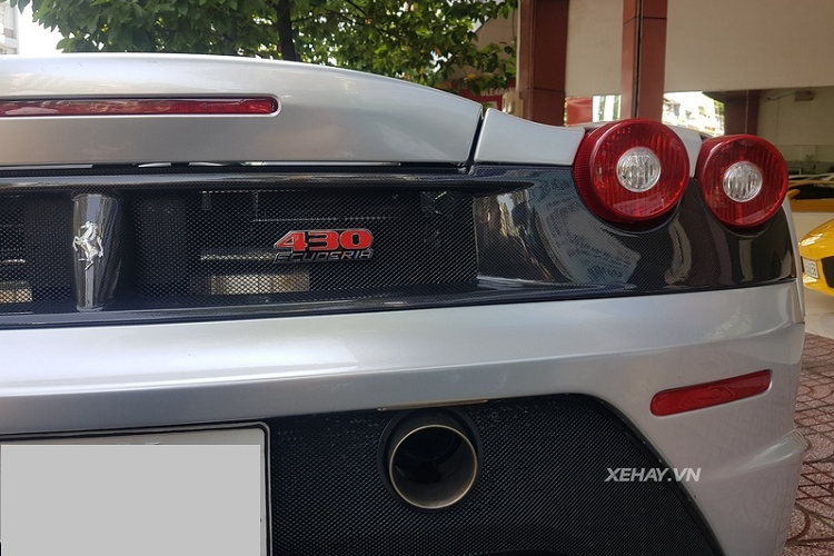 Nhìn từ bên ngoài, Ferrari F430 Scuderia khác biệt so với tiêu chuẩn 430 tiêu chuẩn ở bộ body kit thể thao, hầm hố hơn, gồm nhiều chi tiết làm từ sợi carbon như cản va trước, nẹp sườn, cản sau, ốp gương chiếu hậu... . Ngoài ra, F430 Scuderia còn giảm đến 100 kg so với F430.