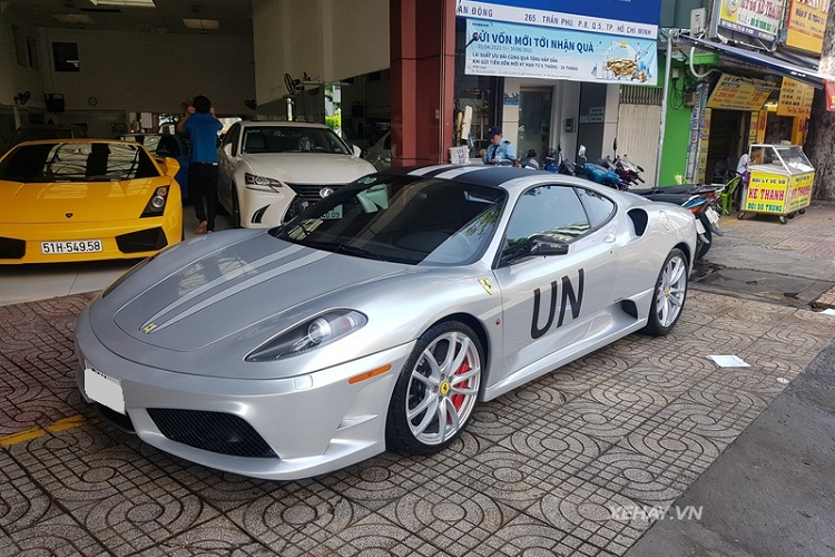 Tại Việt Nam hiện chỉ có duy nhất 2 chiếc Ferrari 430 Scuderia hàng hiếm. Cả 2 xe đều có ngoại thất màu đỏ đặc trưng nhưng khác biệt dễ nhận ra nhất chính là chiếc đầu tiên về nước có 2 sọc màu vàng chạy từ nắp capô lên trần và kết thúc ở đuôi xe, còn chiếc thứ 2 đi kèm sọc màu tối. Ferrari 430 Scuderia của Đặng Lê Nguyên Vũ là chiếc thứ 2.