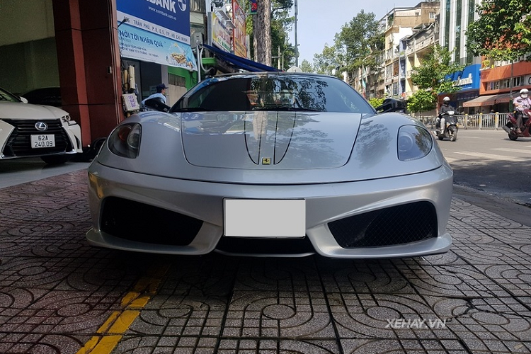 Tuy nhiên, mới đây, giới mê xe đã phát hiện ra rằng chiếc 430 Scuderia của ông Vũ đã được dán decal bạc và sơn lại bộ mâm đồng màu, mang đến sự khác biệt hoàn toàn so với chiếc đầu tiên tại Việt Nam. Cùm phanh màu đỏ được giữ nguyên giúp tạo điểm nhấn cho "ngựa già".