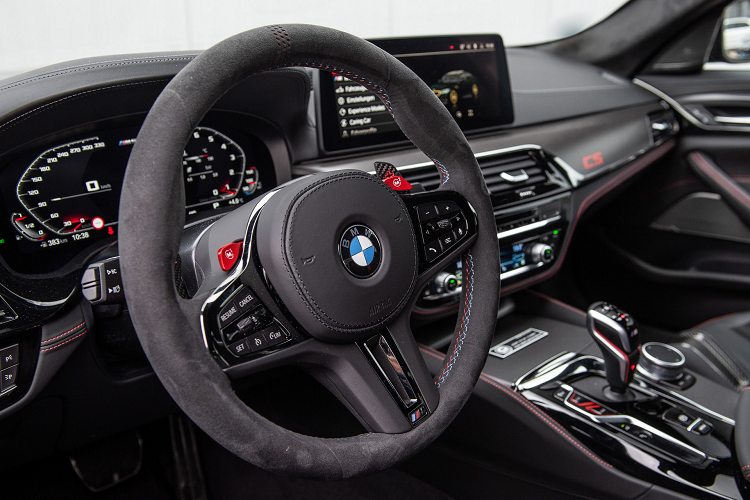 Các chi tiết được nâng cấp thêm cho xe bao gồm phần mui xe Venturi RR/RS với phần hốc gió được tích hợp, cánh gió phía sau Dynamic và ống xả bốn carbon phù hợp với bộ chia và bộ khuếch tán bằng vật liệu carbon trần.