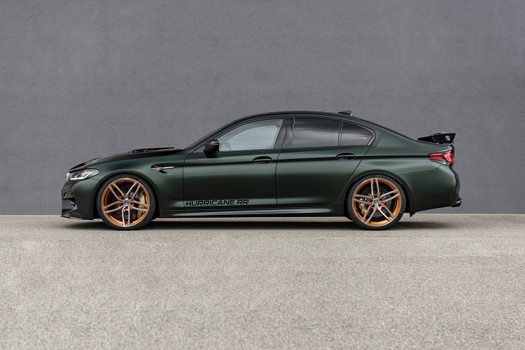 Từ những chi tiết này đã giúp hoàn thiện hơn, làm cho chiếc BMW M5 CS hiệu năng cao vốn đã hiếm nay thậm chí còn trở nên độc đáo hơn.
