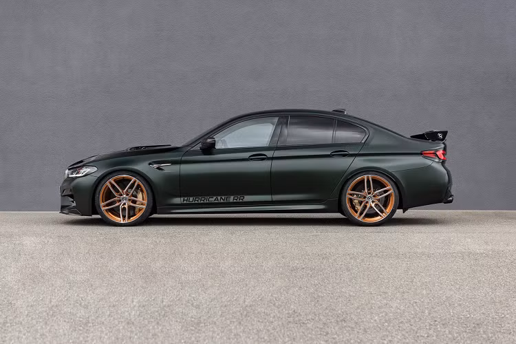 Từ những chi tiết này đã giúp hoàn thiện hơn, làm cho chiếc BMW M5 CS hiệu năng cao vốn đã hiếm nay thậm chí còn trở nên độc đáo hơn.