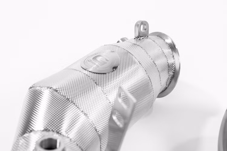 Điểm nổi bật nhất chính là bộ mâm hợp kim vàng 21 inch mới với 5 chấu kép, tương phản với màu sơn ngoại thất Frozen Deep Green Metallic. Hãng độ đã giữ lại lớp hoàn thiện màu vàng đồng trên lưới tản nhiệt để phân biệt CS với M5 và M5 Competition thấp hơn.