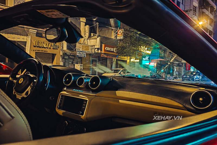 Di chuyển vào bên trong, chiếc California T trong bài sở hữu khoang nội thất màu da bò cao cấp cùng nhiều trang bị hiện đại như màn hình cảm ứng 6,5 inch tích hợp Apple CarPlay. Xe có cấu hình 2+2 chỗ ngồi gồm 2 ghế trước thể thao và 2 ghế sau nhỏ hơn phù hợp cho trẻ em hoặc tận dụng làm khoang chứa đồ.