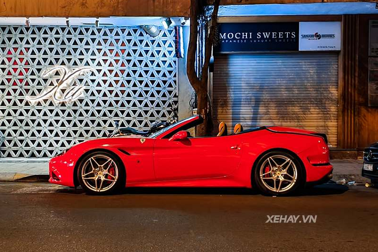 Ferrari California T sở hữu cỗ máy tăng áp kép V8 3.9L cho công suất 552 mã lực và mô-men xoắn cực đại 755Nm, xe chỉ mất 3,6 giây để chạy nước rút từ 0 - 100 km/h tốc độ tối đa cán mức 315 km/h. Thời điểm mới về nước, giá xe Ferrari California T đồn đoán trên 12 tỷ đồng, gấp vài lần so với giá niêm yết tại Mỹ, khoảng (khoảng 4,5 tỷ đồng).