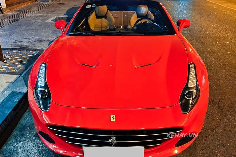 Phải nói bộ cánh màu đỏ rất hợp với ngựa chiến Ferrari California T, từng đường nét thiết kế của siêu xe được tôn lên rõ rệt. Đi kèm với ngoại thất là bộ mâm xe hình ngôi sao sơn bạc và cùm phanh màu đỏ cùng tông ngoại thất mới.