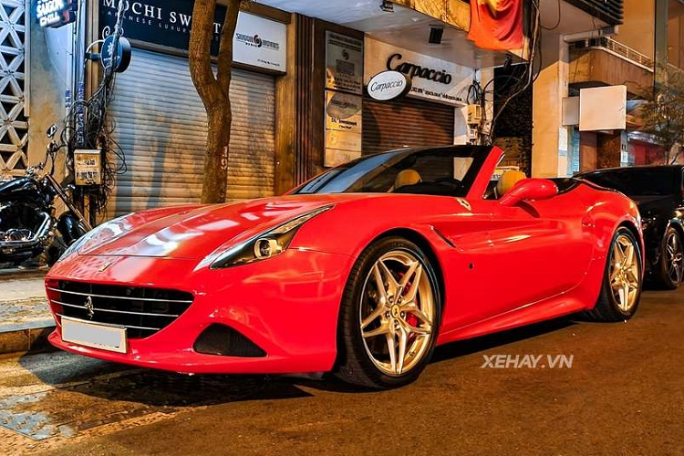 Về nước từ năm 2015, đây là một trong những chiếc Ferrari California T hàng hiếm được đổi màu nhiều nhất ở Việt Nam, siêu xe từng trải qua nhiều "màu áo" như tím khói ánh hồng đầy mộng mơ, màu vàng, màu bạc và cuối cùng là màu đỏ như hiện tại.