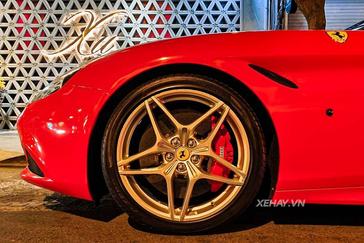 Nhìn chung, dù đã trải qua nhiều năm lăn bánh trên đường phố Việt Nam, siêu xe Ý vẫn giữ được vẻ đẹp bóng bẩy và cuốn hút. Ở phần đầu xe, mặt ca lăng có tạo hình dữ dằn với các chi tiết mạ crôm và sơn đen, tạo ra sự đối lập về mặt thị giác khá thú vị.