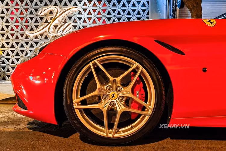 Nhìn chung, dù đã trải qua nhiều năm lăn bánh trên đường phố Việt Nam, siêu xe Ý vẫn giữ được vẻ đẹp bóng bẩy và cuốn hút. Ở phần đầu xe, mặt ca lăng có tạo hình dữ dằn với các chi tiết mạ crôm và sơn đen, tạo ra sự đối lập về mặt thị giác khá thú vị.