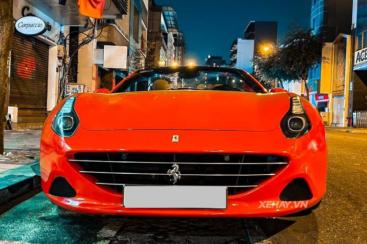 Ở phía sau, cụm đèn hậu của Ferrari California T có thiết kế sắc sảo, còn hệ thống 4 ống xả được xếp ngang theo cách truyền thống, bộ khuếch tán gió được sơn bạc và đen nổi bật.