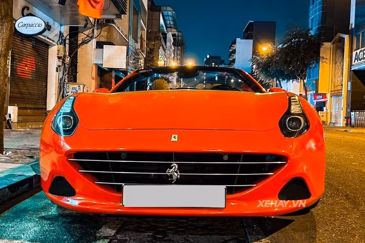 Ở phía sau, cụm đèn hậu của Ferrari California T có thiết kế sắc sảo, còn hệ thống 4 ống xả được xếp ngang theo cách truyền thống, bộ khuếch tán gió được sơn bạc và đen nổi bật.