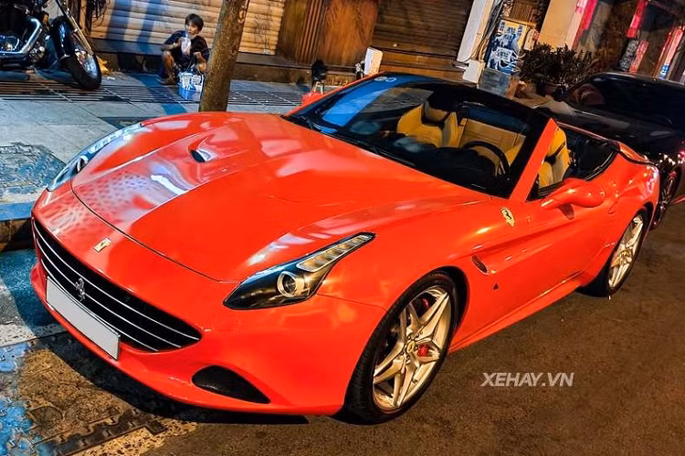 Kích cỡ của mặt ca lăng cũng lớn hơn thế hệ trước khá nhiều và được đặt thấp hơn, kết hợp với hai hốc hút gió ở hai bên, tạo nên mũi xe cực kỳ thấp, đậm chất Ferrari. Thêm vào đó là 2 cụm đèn pha LED với chóa đèn vuông vức hơn so với California thế hệ đầu, kết hợp với dải đèn LED định vị ban ngày dạng xếp tầng tạo nên ánh mắt đầy thần thái và sống động cho Ferrari California T.