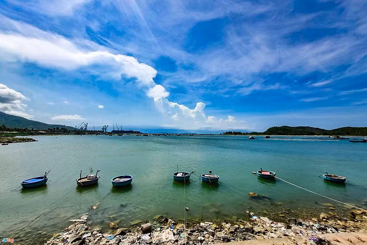 Trong khu kinh tế Vân Phong, nhiều khu vực được định hướng quy hoạch khu đô thị sinh thái đẳng cấp quốc tế. Trong ảnh, khu vực Tuần Lễ - Hòn Ngang - mũi Đá Son, nơi dự kiến được quy hoạch làm khu đô thị du lịch sinh thái đẳng cấp quốc tế. Trong ảnh là chùa Thiên Ân (xã Vạn Thạnh, huyện Vạn Ninh) nằm trong khu vực được quy hoạch khu đô thị du lịch sinh thái Tuần Lễ - Hòn Ngang - mũi Đá Son. Khu vực này hiện có một số khu du lịch, resort đã được xây dựng, đáp ứng nhu cầu nghỉ dưỡng của du khách.