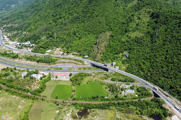 Điểm đầu của tỉnh lộ 651 kết nối với quốc lộ 1 có hầm Cổ Mã (địa phận tỉnh Khánh Hòa) và hầm Đèo Cả (giáp tỉnh Phú Yên) là hầm đường bộ dài thứ 2 cả nước sau hầm Hải Vân. 