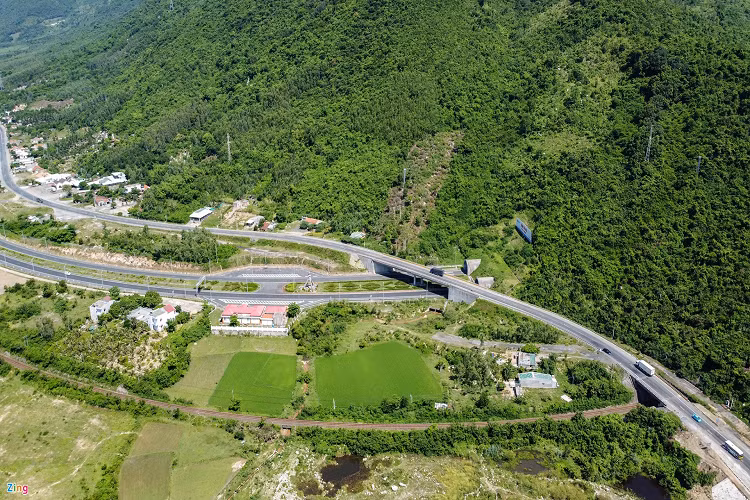 Điểm đầu của tỉnh lộ 651 kết nối với quốc lộ 1 có hầm Cổ Mã (địa phận tỉnh Khánh Hòa) và hầm Đèo Cả (giáp tỉnh Phú Yên) là hầm đường bộ dài thứ 2 cả nước sau hầm Hải Vân. 