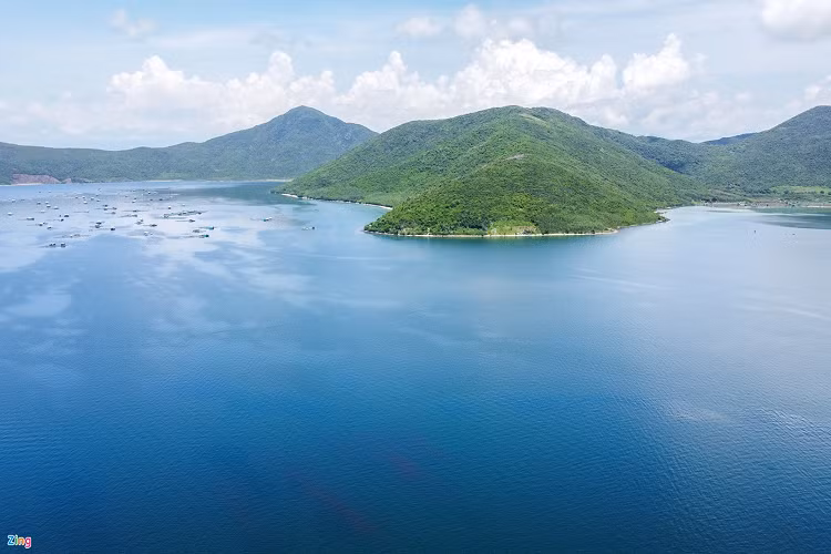 Đến đây du khách có thể thuê thuyền ra ngắm các đảo lớn nhỏ nằm trong vịnh Vân Phong và thưởng thức hải sản được ngư dân trực tiếp đánh bắt hoặc nuôi trong các lồng bè. 