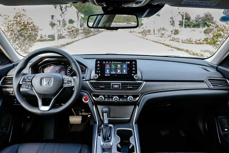 Trước Honda, những thương hiệu như Chevrolet hay Nissan cũng đã ngừng bán các mẫu xe sedan hạng trung Malibu và Altima ở thị trường Philippines. Hiện phân khúc sedan cỡ D tại thị trường này vẫn còn một số đại diện như Toyota Camry và Mazda6 nhưng 2 mẫu xe này cũng mang về doanh số không quá cao.