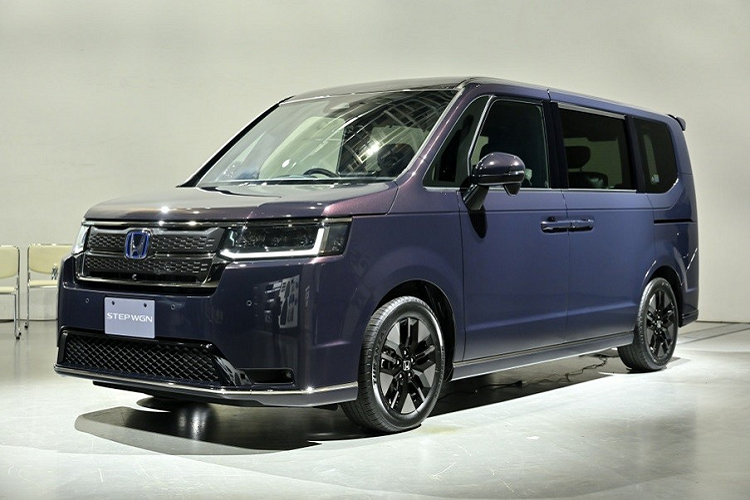 Tại xứ sở hoa anh đào, mẫu xe MPV Honda Step WGN 2022 có 2 phiên bản mang tên Air và Spada. Dù ở phiên bản nào, mẫu MPV này cũng có cụm đèn pha LED hình chữ nhật vuông thành sắc cạnh, đi kèm dải đèn LED định vị ban ngày hình chữ "L". Bên trên đèn pha là nẹp mạ crôm, ôm lấy nắp ca-pô của xe.