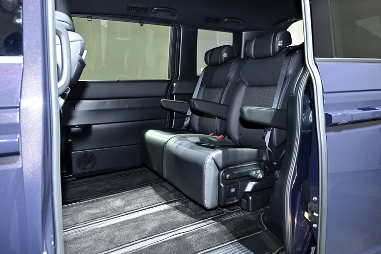 Để mang đến cảm giác thoải mái cho hành khách, hãng Honda sử dụng tông màu nhẹ hơn và ấm áp, lấy cảm hứng từ không gian phòng khách, cho Step WGN 2022 bản Air. Trong khi đó, nội thất của bản Spada lại dùng tông màu tối hơn sao cho trông cao cấp hơn. Ngoài tông màu, bản Spada còn dùng ghế bọc da phối nỉ sang trọng hơn. 2 ghế giữa của bản Spada đi kèm bệ đỡ bắp chân - trang bị không có ở bản Air.