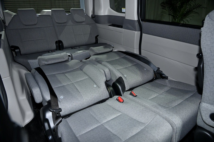 Không chỉ thực dụng và rộng rãi, nội thất của Honda Step WGN 2022 còn có nhiều trang bị hiện đại hơn như màn hình thông tin giải trí dạng cảm ứng 11,4 inch, bảng đồng hồ kỹ thuật số với màn hình 10,25 inch, màn hình 15,6 inch gắn trên trần dành cho hành khách hay nút bấm chuyển số ở phiên bản dùng hộp số tự động.