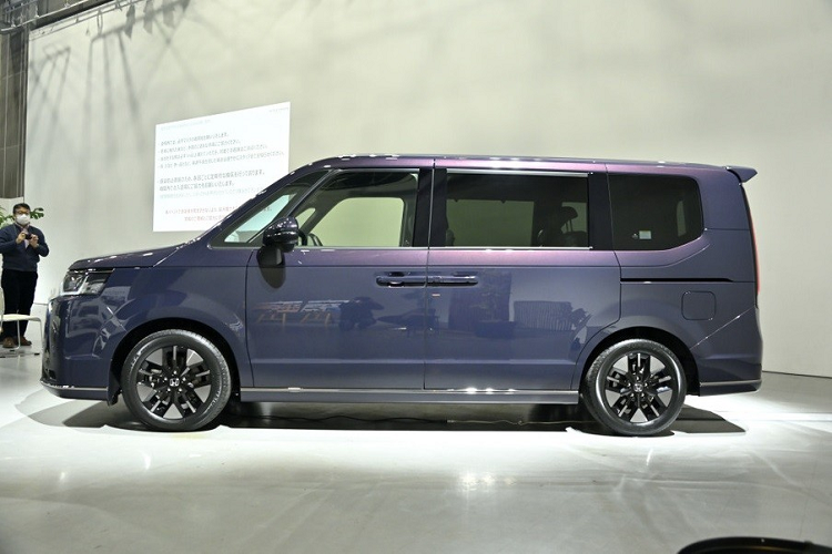 Đằng sau Honda Step WGN 2022 là đuôi xe phẳng, có cụm đèn hậu nằm dọc, ôm lấy kính cửa cốp. Cản sau của xe sẽ thay đổi thiết kế, tùy theo phiên bản. Mở cửa trượt của Honda Step WGN 2022 và bước vào bên trong, người lái sẽ thấy không gian nội thất rộng rãi nhờ trần xe cao. Mẫu MPV này được trang bị 3 hàng ghế và có đủ chỗ cho 6 - 7 người ngồi. Không gian phía trên đầu hành khách và khoảng duỗi chân đều vô cùng "hào phóng".