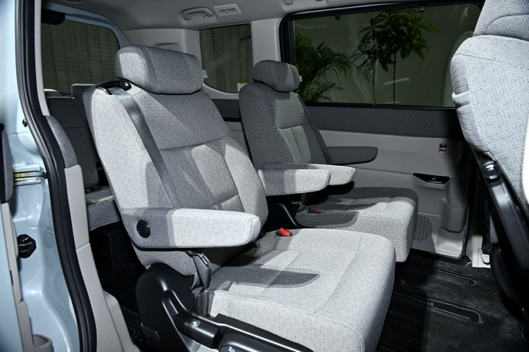 Chưa hết, Step WGN 2022 còn có cửa gió điều hòa với tấm lưới phủ bên trên giống Honda Civic thế hệ mới. Phía trên hộc đựng găng bên phía ghế phụ lái có thêm khay đựng đồ thực dụng mới.