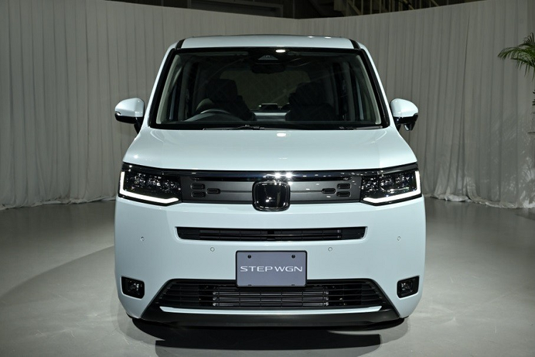 Ở phiên bản Air, Honda Step WGN 2202 có lưới tản nhiệt nhỏ hơn và khe gió ở giữa đầu xe. Bên dưới là hốc gió trung tâm và 2 hốc đèn sương mù hình chữ nhật tách rời nhau. Trong khi đó, bản Spada được trang bị lưới tản nhiệt lớn gấp đôi, hốc gió trung tâm đi kèm mắt lưới hình mắt cáo và nối liền với hốc đèn sương mù.