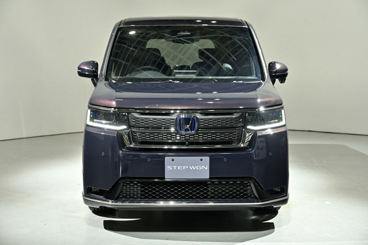 Nhìn từ bên sườn, có thể thấy Honda Step WGN 2022 được trang bị cột A đẩy lùi về phía sau và đường vai xe thấp hơn trước. Tiếp đến là cửa trượt cỡ lớn và bộ vành hợp kim 16 inch với thiết kế 5 chấu kép, sơn 2 màu thể thao.