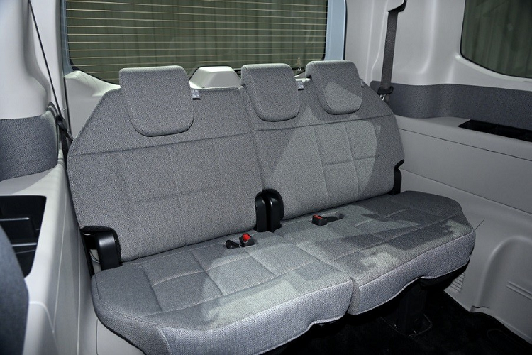 Một chi tiết nữa thể hiện sự quan tâm của hãng Honda dành cho khách hàng chính là những đường nét nằm ngang trong nội thất của Step WGN 2022. Theo hãng Honda, những đường nét này có tác dụng "cân bằng tầm nhìn của hành khách" và giúp giảm tình trạng say xe.