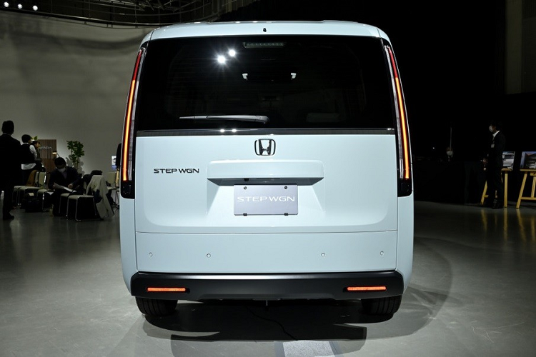 Ở giữa xe, Honda Step WGN 2022 được trang bị 2 ghế thương gia nằm tách riêng với nhau. Ghế này có thể ngửa hẳn ra phía sau, tạo thành chiếc giường cho hành khách. Đồng thời, ghế giữa có thể trượt lên/xuống và sang trái/phải, tùy theo ý hành khách.