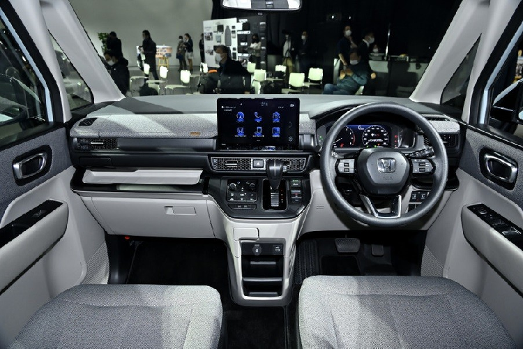 Bên cạnh đó, nội thất của xe còn được bọc bằng chất liệu Fabtech chống thấm cả nước lẫn dầu nên dễ lau sạch. Điều này chắc chắn sẽ giúp xe ghi điểm trong mắt các khách hàng có con nhỏ.