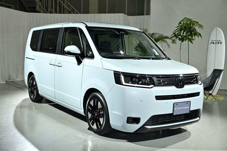 Đúng như kế hoạch, vào ngày 7/1/2022, hãng xe Nhật Bản đã chính thức vén màn Honda Step WGN 2022 mới ở thị trường nội địa qua sự kiện trực tuyến. Đây là mẫu xe MPV đã từng lần đầu tiên trình làng tại Nhật Bản vào năm 1996. Bước sang thế hệ mới, Step WGN được áp dụng ngôn ngữ thiết tiến hóa của hãng Honda. Do đó, xe sở hữu ngoại hình trông gọn gàng và đơn giản hơn thế hệ cũ.