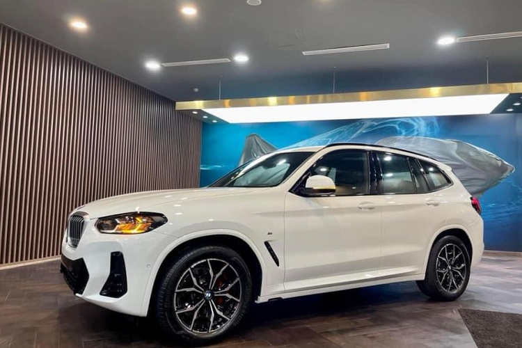 Cung cấp sức mạnh cho BMW bản cao cấp là khối động cơ dung tích 2.0, công nghệ tăng áp BMW TwinPower Turbo cho công suất tối đa 245 mã lực, mô men xoắn 350 Nm. Động cơ cho phép xe có khả năng tăng tốc từ 0-100 km/h trong 6,6 giây và đạt vận tốc tối đa 235 km/h. Lượng xăng tiêu thụ trung bình của xe là 7,9 lít/100 km. Xe vẫn dùng hệ dẫn động 4 bánh toàn thời gian. Hệ thống lái biến thiên. Hệ thống treo thích ứng.