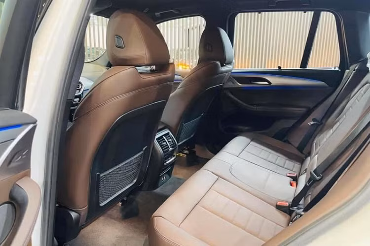 Về ngoại hình, xe được trang bị gói ngoại hình M Sport thể thao với cụm đèn chiếu sáng chính Adaptive LED viền đen. Xe vẫn sở hữu bộ mâm có kích thước 19 inch nhưng phối 2 màu lạ mắt, nổi bật bên trong là cùm phanh M màu đỏ. Cụm đèn trước/sau mới tối màu trên X3 LCI.