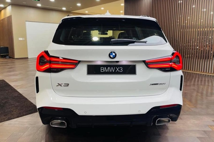 Cụm đèn chiếu sáng trước dạng LED thường, không Adaptive, đi kèm là bộ mâm 19 inch đa chấu màu bạc với thiết kế chấu hình chữ "V". Về nội thất, xe được trang bị vô lăng 3 chấu, tích hợp các phím chức năng, đồng hồ analog kết hợp màn hinh 5,1 inch, màn hình trung tâm 10,25 inch, âm thanh HiFi 12 loa. Bản này vẫn có điều hòa tự động 3 vùng.