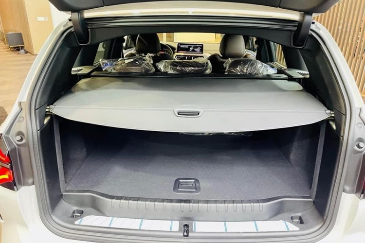 Ở bản BMW X3 sDrive20i tiêu chuẩn lắp ráp trong nước, xe sẽ có ngoại hình khá đơn giản. Toàn bộ mặt trước xe được trau chuốt nhìn bắt mắt, hiện đại hơn với lưới tản nhiệt mới góc cạnh, các hốc gió cũng sắc hơn (đặc biệt là bản M Sport) và cụm đèn trước thanh mảnh hơn. Đèn hậu vẫn dùng thiết kế cũ nhưng giao diện LED bên trong thay đổi hoàn toàn.