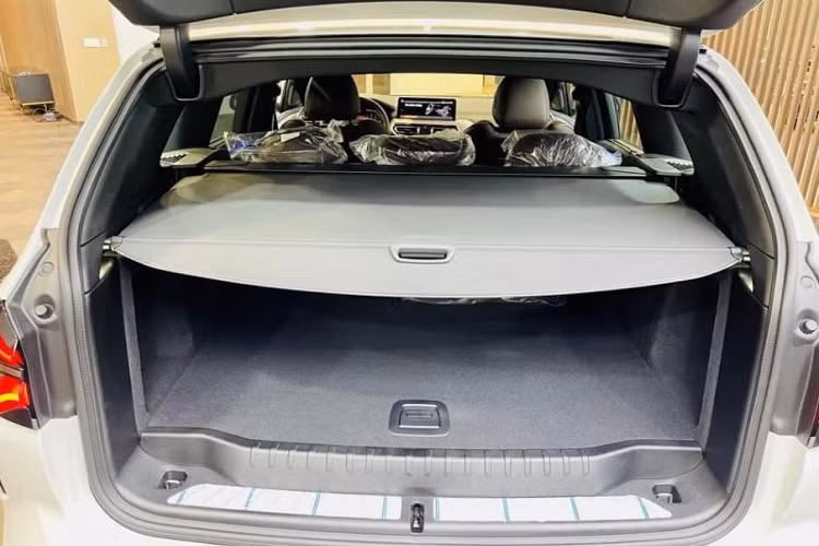 Ở bản BMW X3 sDrive20i tiêu chuẩn lắp ráp trong nước, xe sẽ có ngoại hình khá đơn giản. Toàn bộ mặt trước xe được trau chuốt nhìn bắt mắt, hiện đại hơn với lưới tản nhiệt mới góc cạnh, các hốc gió cũng sắc hơn (đặc biệt là bản M Sport) và cụm đèn trước thanh mảnh hơn. Đèn hậu vẫn dùng thiết kế cũ nhưng giao diện LED bên trong thay đổi hoàn toàn.