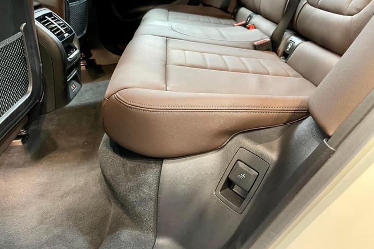 Về động cơ, xe bản tiêu chuẩn sử dụng khối động cơ 2.0L, công suất 184 mã lực, mô-men xoắn 300 Nm, kết hợp số 8 cấp và hệ dẫn động cầu sau cho khả năng tăng tốc từ 0-100km/h trong 8,3 giây, trước khi đạt vận tốc tối đa 215 km/h. Tuy nhiên ở phiên bản tiêu chuẩn xe không có biến thiên và xe cũng không có phanh M.