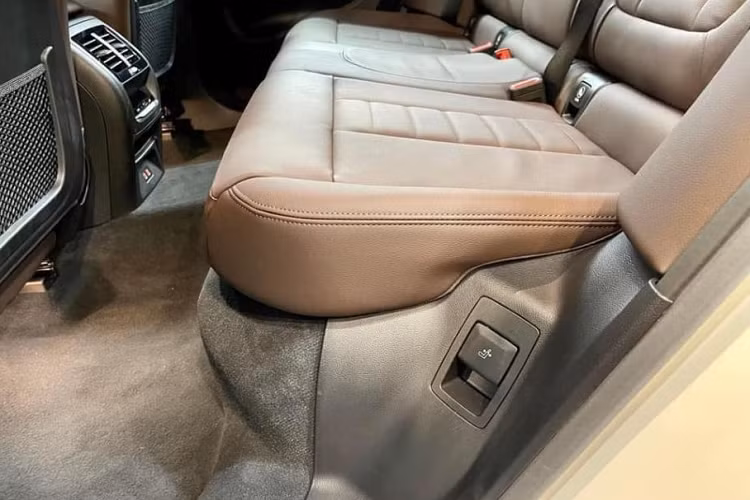 Về động cơ, xe bản tiêu chuẩn sử dụng khối động cơ 2.0L, công suất 184 mã lực, mô-men xoắn 300 Nm, kết hợp số 8 cấp và hệ dẫn động cầu sau cho khả năng tăng tốc từ 0-100km/h trong 8,3 giây, trước khi đạt vận tốc tối đa 215 km/h. Tuy nhiên ở phiên bản tiêu chuẩn xe không có biến thiên và xe cũng không có phanh M.