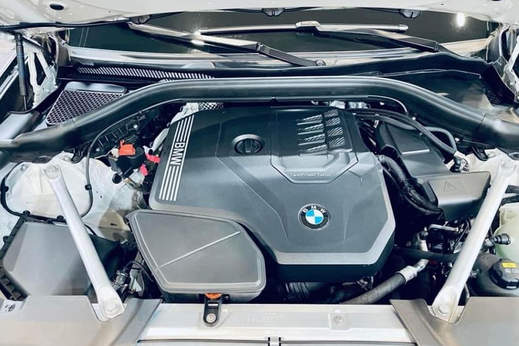 Ở BMW X3 xDrive30i M Sport, người dùng sẽ được trải nghiệm những tiện ích ấn tượng như ghế bọc da Vernasca, ghế điều chỉnh điện đa hướng, tích hợp điều chỉnh ôm lưng và bơm lưng ghế lái, màn hình hiển thị thông tin trên kính lái HUD, các nút bấm điều khiển mạ màu kim loại cũng như hệ thống đỗ xe tự động tích hợp camera 360 độ.