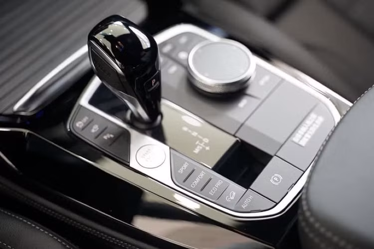 Về nội thất, xe có bảng đồng hồ kỹ thuật số 12,3 inch, màn hình cảm ứng trung tâm 12,3 inch, vô lăng thể thao M Sport tích hợp trợ lực điện biến thiên, hệ thống âm thanh Harman Kardon cao cấp hơn và gói nước hoa nội thất. Ở bản này xe không còn được trang bị HUD và rèm che nắng phía sau.