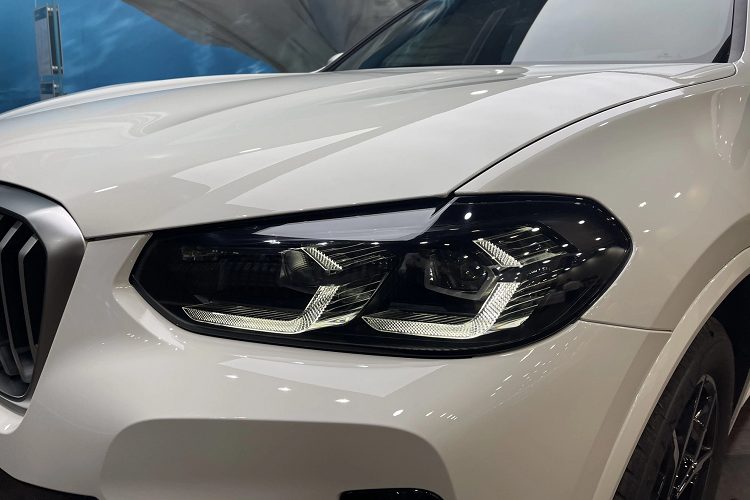 Động cơ của phiên bản này giống với bản tiêu chuẩn nhưng có thêm hệ thống lái biến thiên, hệ thống treo tiêu chuẩn (không thích ứng). Là phiên bản cao cấp nhất, BMW X3 xDrive30i M Sport sở hữu nhiều trang bị tiện nghi, đắt đỏ nhất.