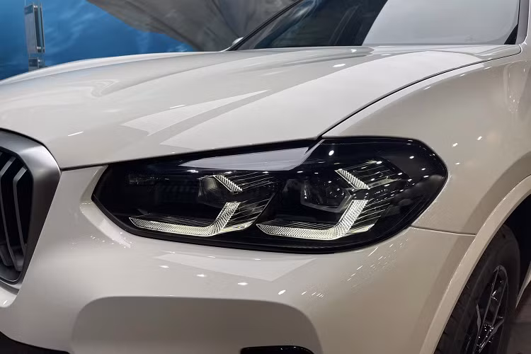 Động cơ của phiên bản này giống với bản tiêu chuẩn nhưng có thêm hệ thống lái biến thiên, hệ thống treo tiêu chuẩn (không thích ứng). Là phiên bản cao cấp nhất, BMW X3 xDrive30i M Sport sở hữu nhiều trang bị tiện nghi, đắt đỏ nhất.