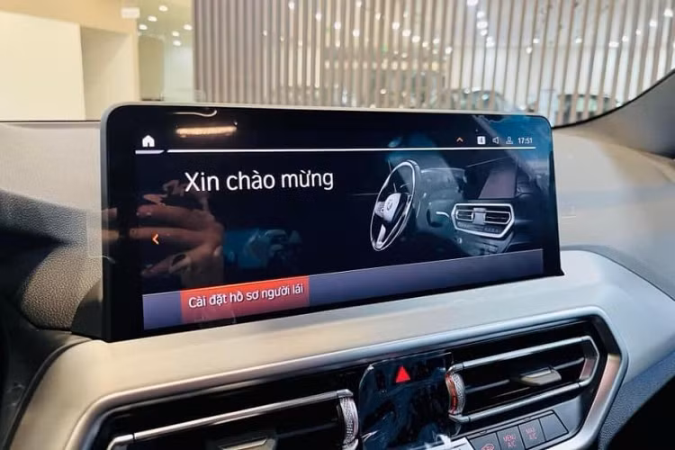 Là phiên bản tầm trung, BMW X3 sDrive20i M Sport 2023 mới có nhiều nét tương đồng về ngoại hình và nội thất giống với bản cao nhất nhất. Ở bản này có cụm đèn pha LED thích ứng, vành hợp kim 19 inch với chấu chữ "Y" và cùm phanh hiệu suất cao M Sport màu xanh.