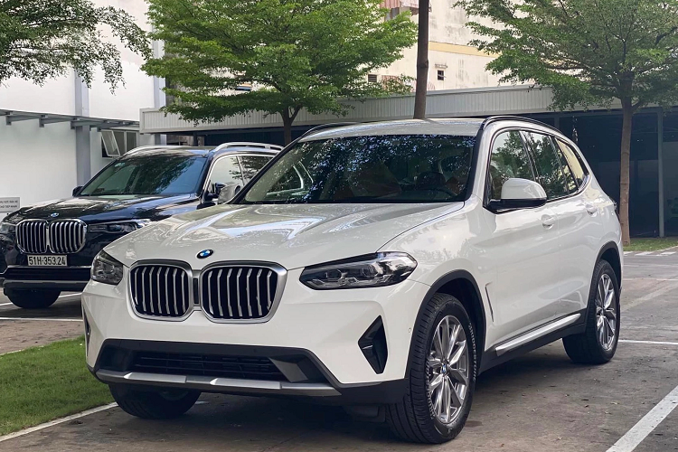 Về nội thất, xe được trang bị vô-lăng M, màn hình điện tử 12,3 inch sau vô-lăng, màn hình trung tâm 12,3 inch kết nối Apple CarPlay/Android Auto không dây, âm thanh Harman Kardon 16 loa, điều hòa tự động 3 vùng. Ghế xe bọc da Vernasca. Ốp trang trí bằng nhôm.