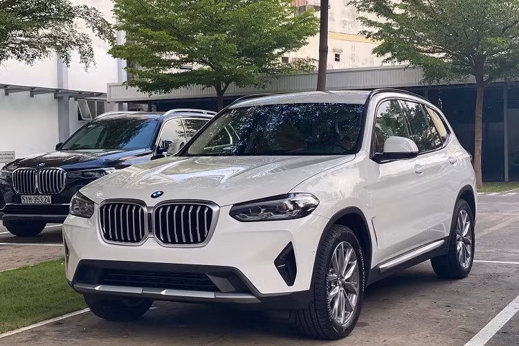 Về nội thất, xe được trang bị vô-lăng M, màn hình điện tử 12,3 inch sau vô-lăng, màn hình trung tâm 12,3 inch kết nối Apple CarPlay/Android Auto không dây, âm thanh Harman Kardon 16 loa, điều hòa tự động 3 vùng. Ghế xe bọc da Vernasca. Ốp trang trí bằng nhôm.