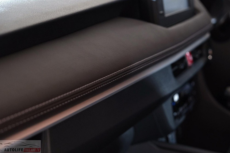 Nằm độc lập trên mặt táp-lô là màn hình thông tin giải trí dạng cảm ứng 8 inch, hỗ trợ Apple CarPlay/Android Auto. Đây là một điểm nhấn đáng chú ý của Toyota Vios 2023 bản tiêu chuẩn. Ngoài ra, Toyota Vios Sport 2023 còn đi kèm cửa sổ chỉnh điện chống kẹt bên ghế lái, nút bấm khởi động máy, tính năng mở cửa không cần chìa khóa, 1 cổng sạc USB cho hàng ghế trước...